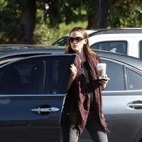 Jennifer Garner stops at Starbucks on her way to a hospital | Picture 93738